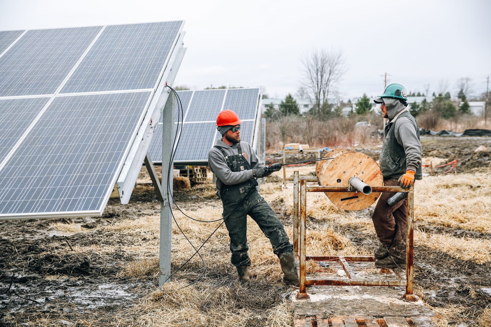 Solcelleinstallasjon — teknikere monterer paneler