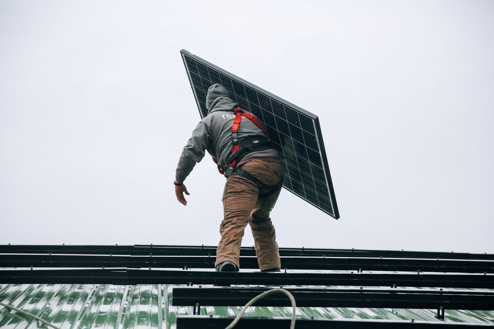 Teknikere arbeider med solcelleinstallasjon