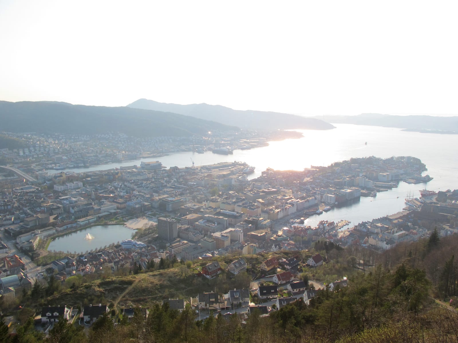 Bergen sentrum med Vågen i kveldslys