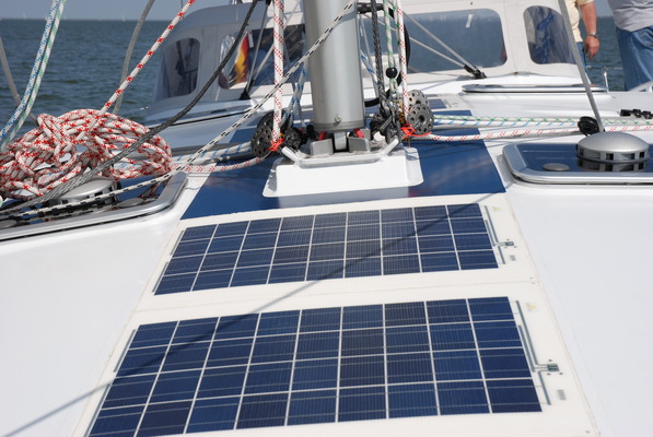 Integrering av solcellesystemer og vindgeneratorer på båten: En komplett energiløsning